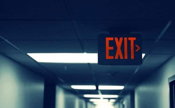 64-–-Letreros-y-Luces-de-Salida-de-Emergencia-Regulaciones